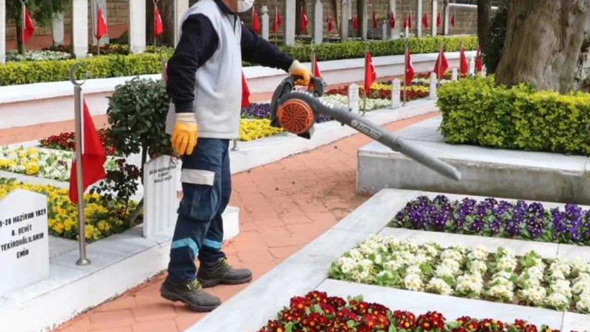 Kocaeli’de mezarlıklar bayrama hazır
