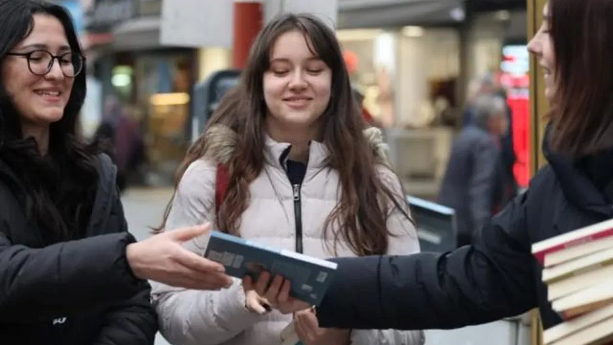 Cumhuriyet Bulvarı’nda kitap sürprizi