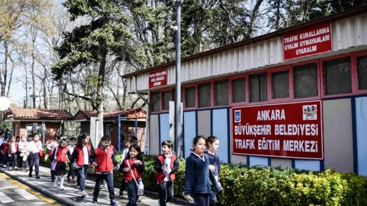 Minikler trafiği eğlenerek öğreniyor