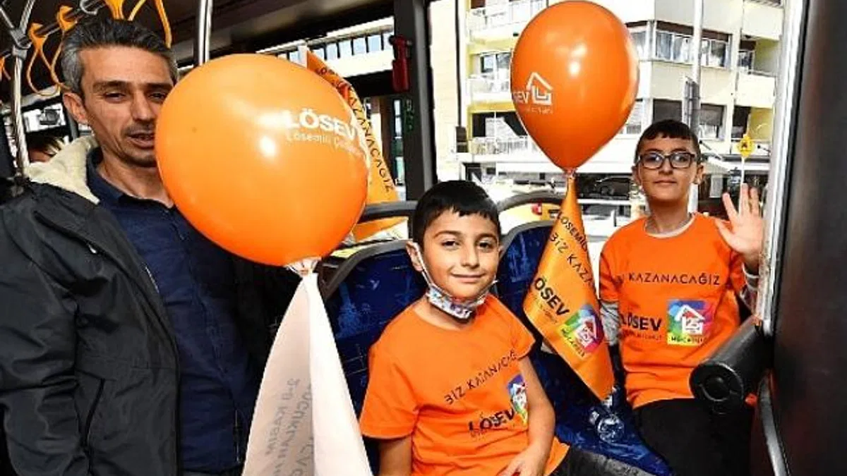 Lösemili çocuklar için renkli otobüs turu