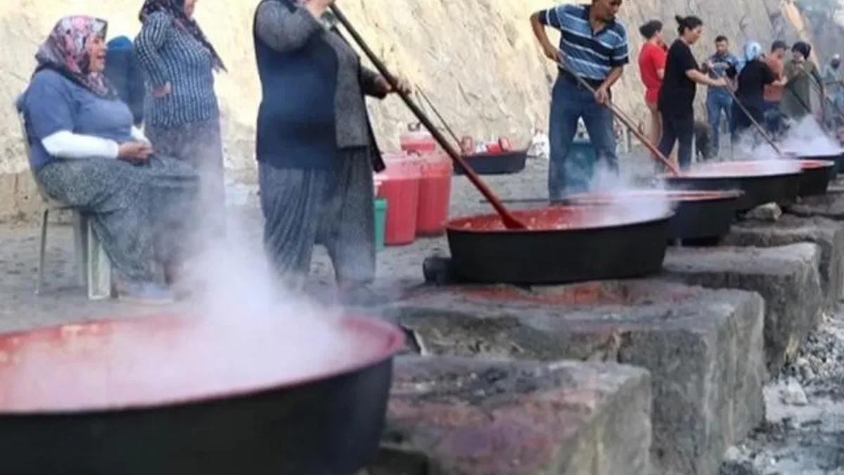 Kayseri Melikgazi’de salçalar kaynamaya başlıyor