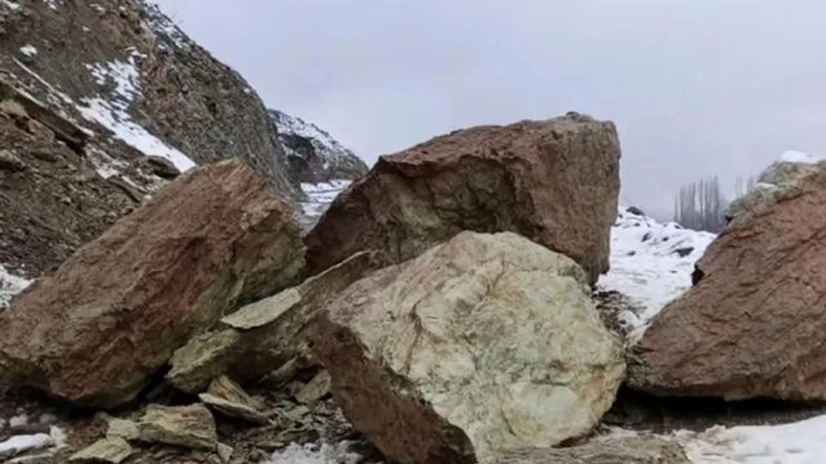 Diyarbakır Kulp’ta yamaçlardan yollara düşen kayalar temizlendi