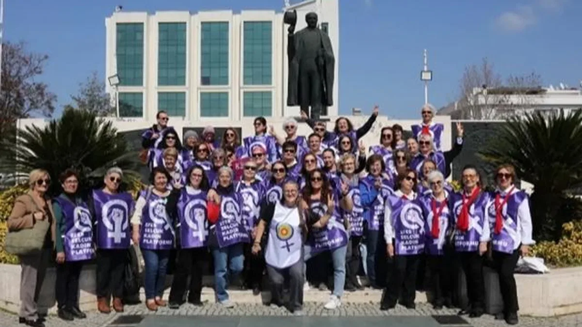 Kadınlar Efes Selçuk sokaklarında zincir oluşturdu