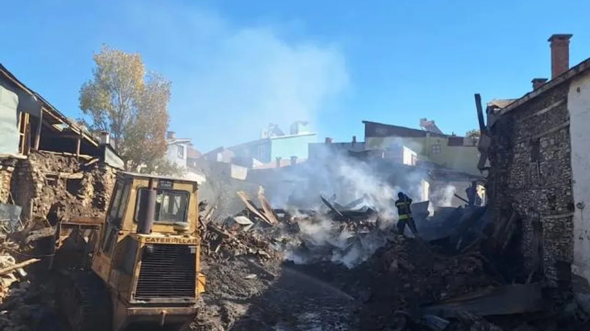 Konya Milletvekili Hakan Özer, Doğanbey’deki yangın bölgesinde