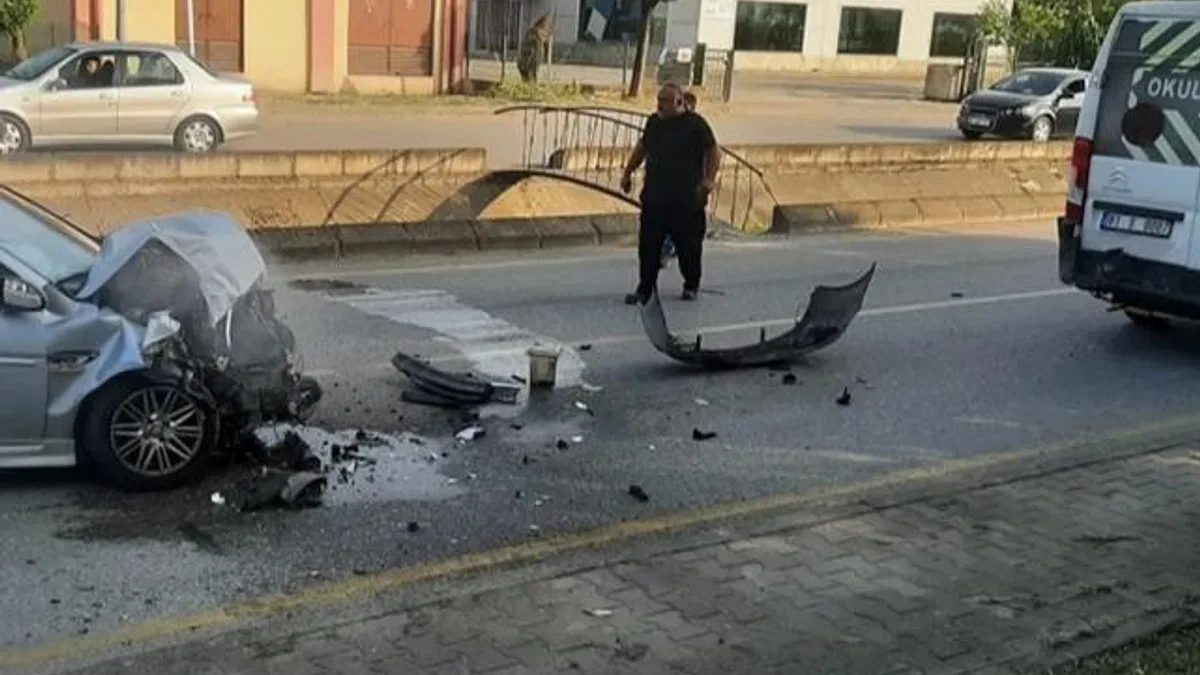 Düzce’de park halindeki servis aracına çarptı!