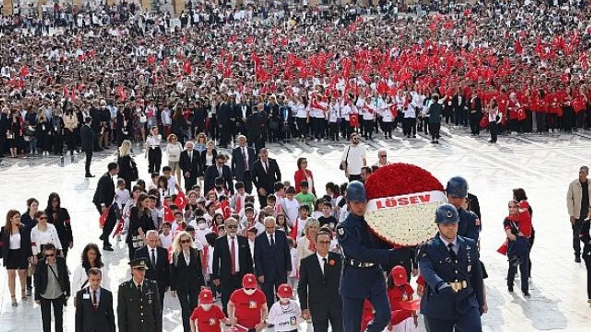 LÖSEV, her yıl olduğu gibi bu yıl da on binlerle birlikte Atamızın huzurunda, ANITKABİR’de.