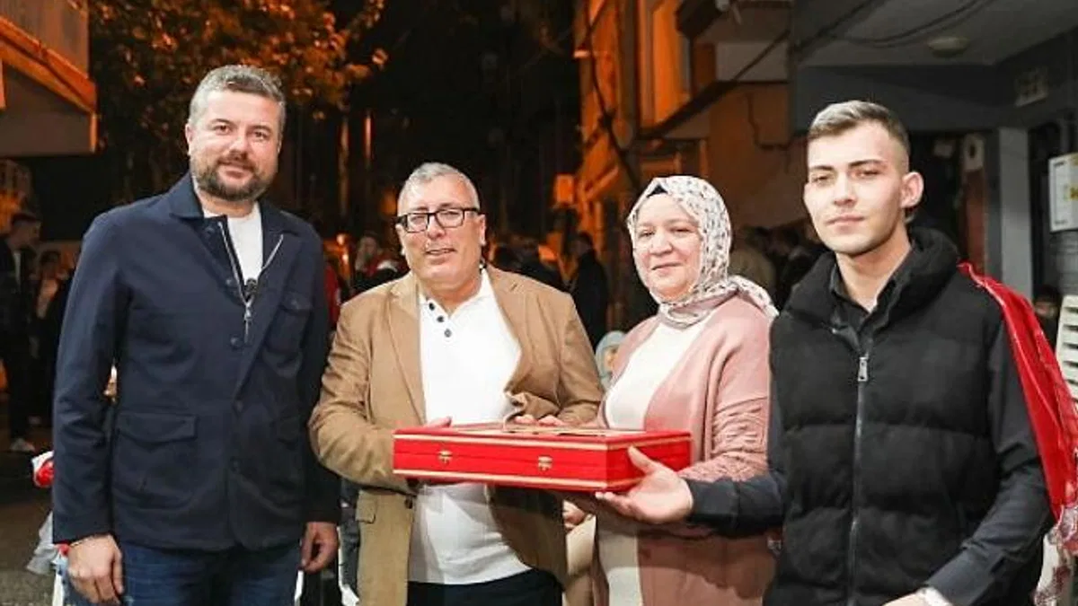 Başkan Görkem Duman’dan asker gence bayrak sürprizi