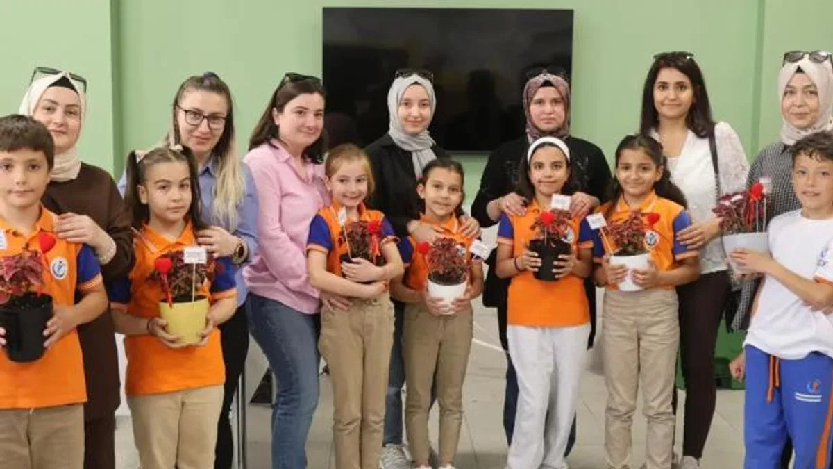 Konya’da çocuklar çiçekleri annelerine hediye etti