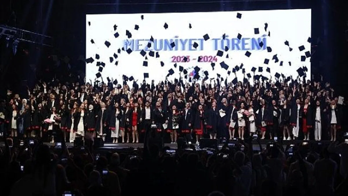 İstanbul Atlas Üniversitesi’nde mezuniyet sevinci