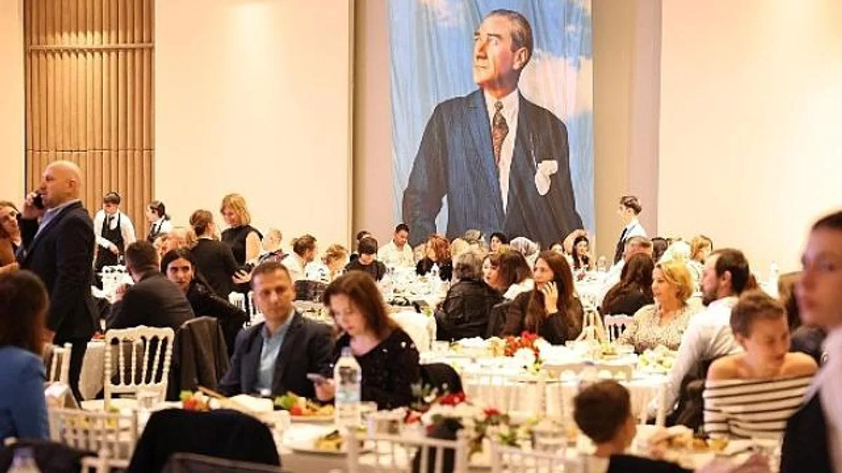 Çeşme’de 24 Kasım Öğretmenler Günü düzenlenen yemekle kutlandı