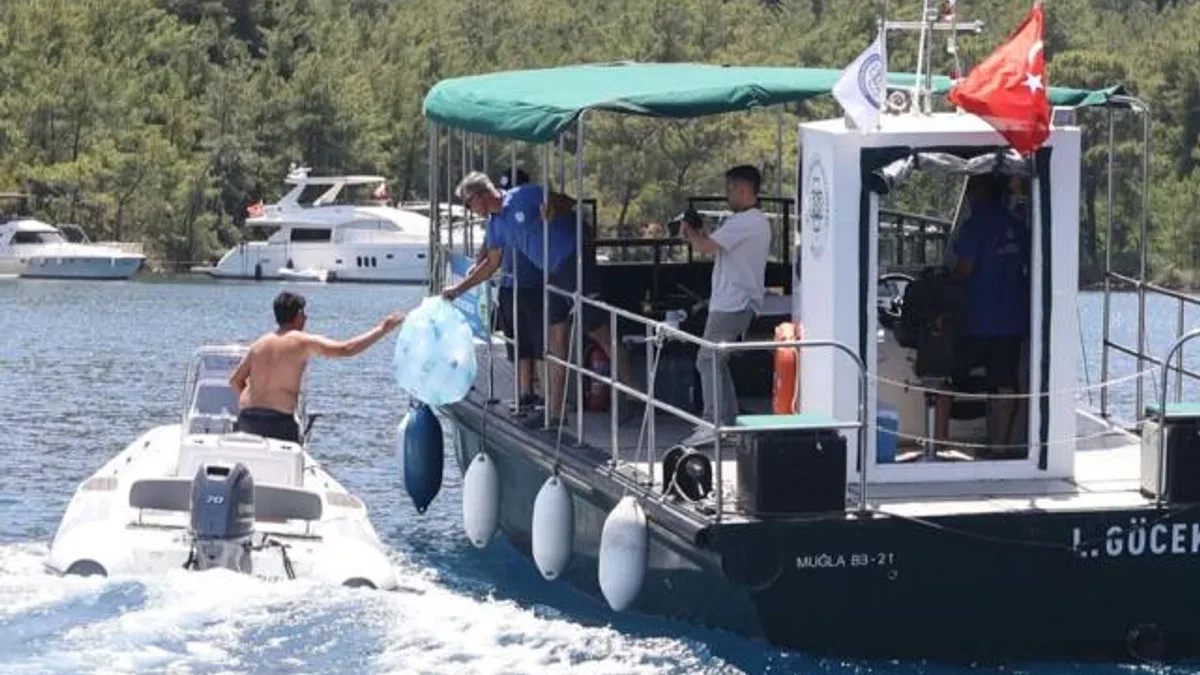 Muğla’nın mavi koyları 8 atık alım teknesiyle korunuyor