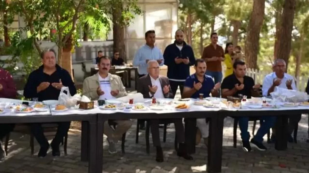 Antalya Kumluca Belediyesinden muhtarlara kahvaltı etkinliği