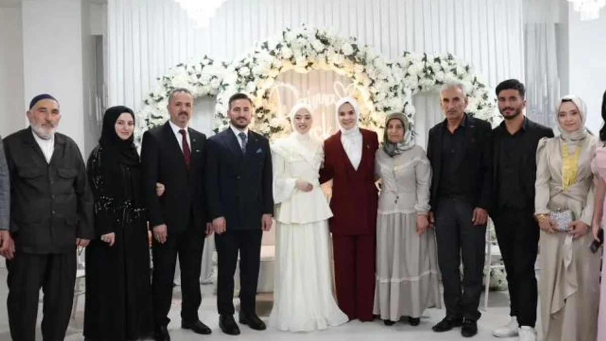Bakan Göktaş, gence kız istedi!