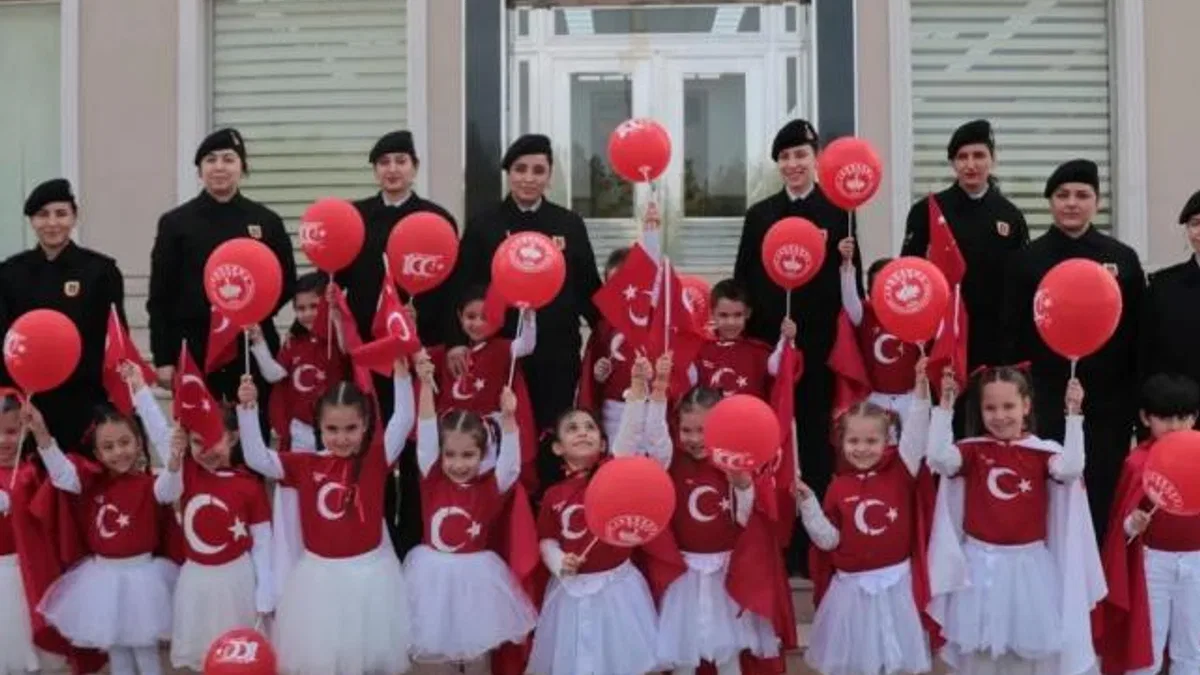 Minik öğrencilerden Jandarma Komutanlığı’na anlamlı ziyaret