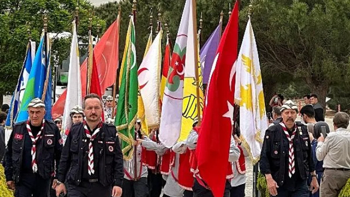 60 ilden 3 bine yakın izci Çanakkale’de ‘Dedeciğim ben geldim!’ diyerek yürüdü