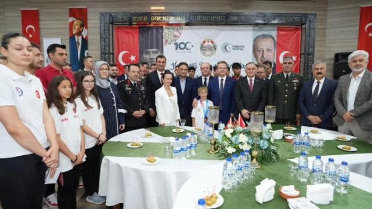 Manisa protokolü bayramlaştı