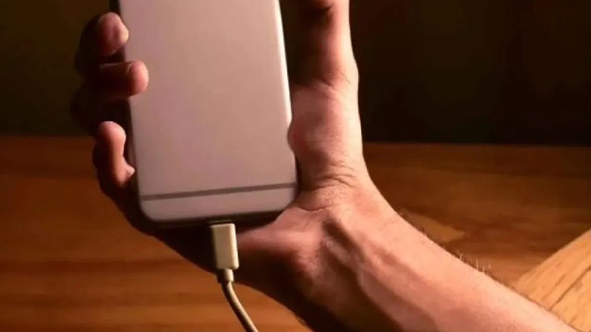 Telefonundan ayrı kalma korkusu ruh sağlığını etkiliyor!