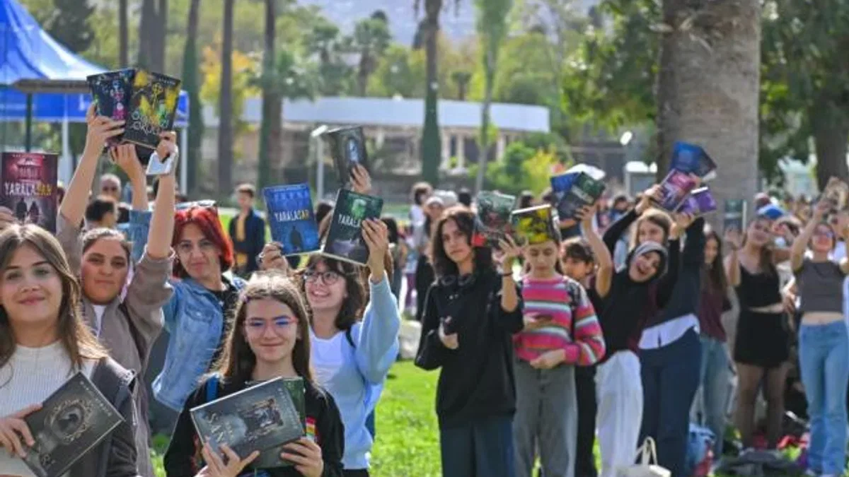 Edebiyat dünyasının kalbi İzmir Kültürpark’ta attı