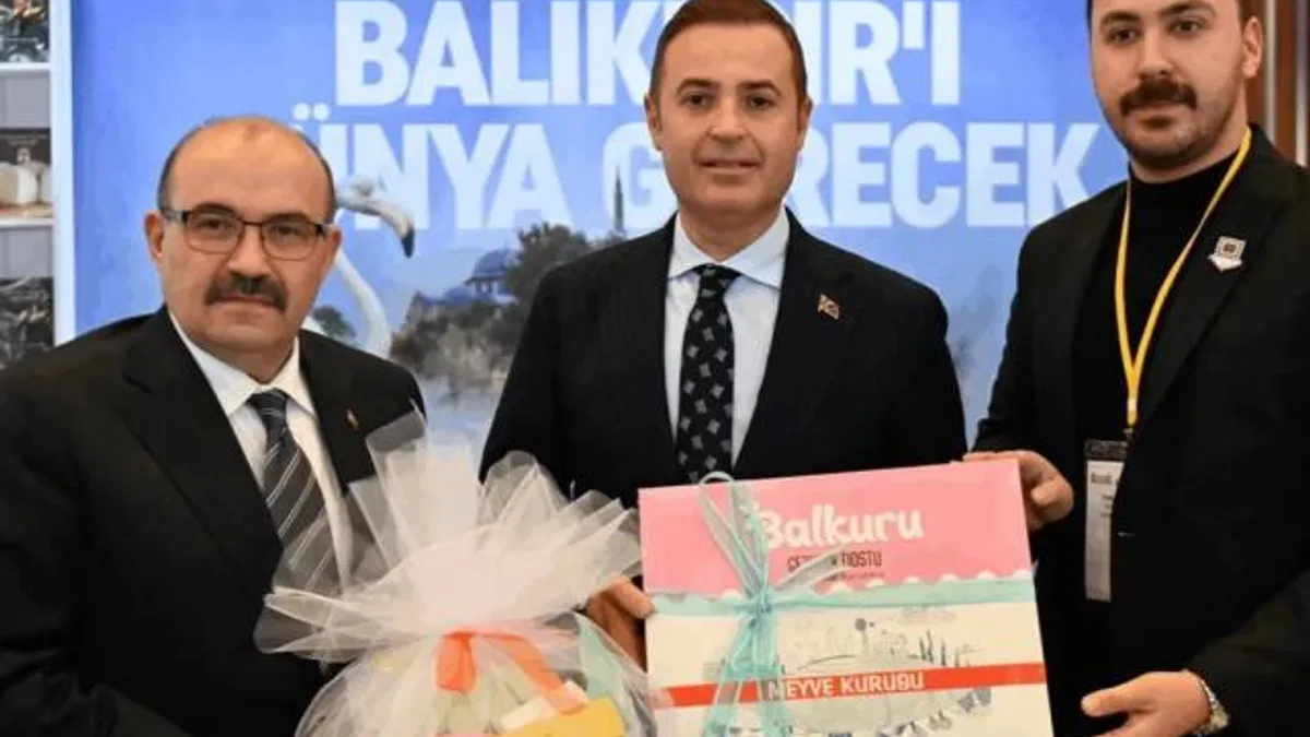 Vali Ustaoğlu, EMITT’te Balıkesir standını ziyaret etti