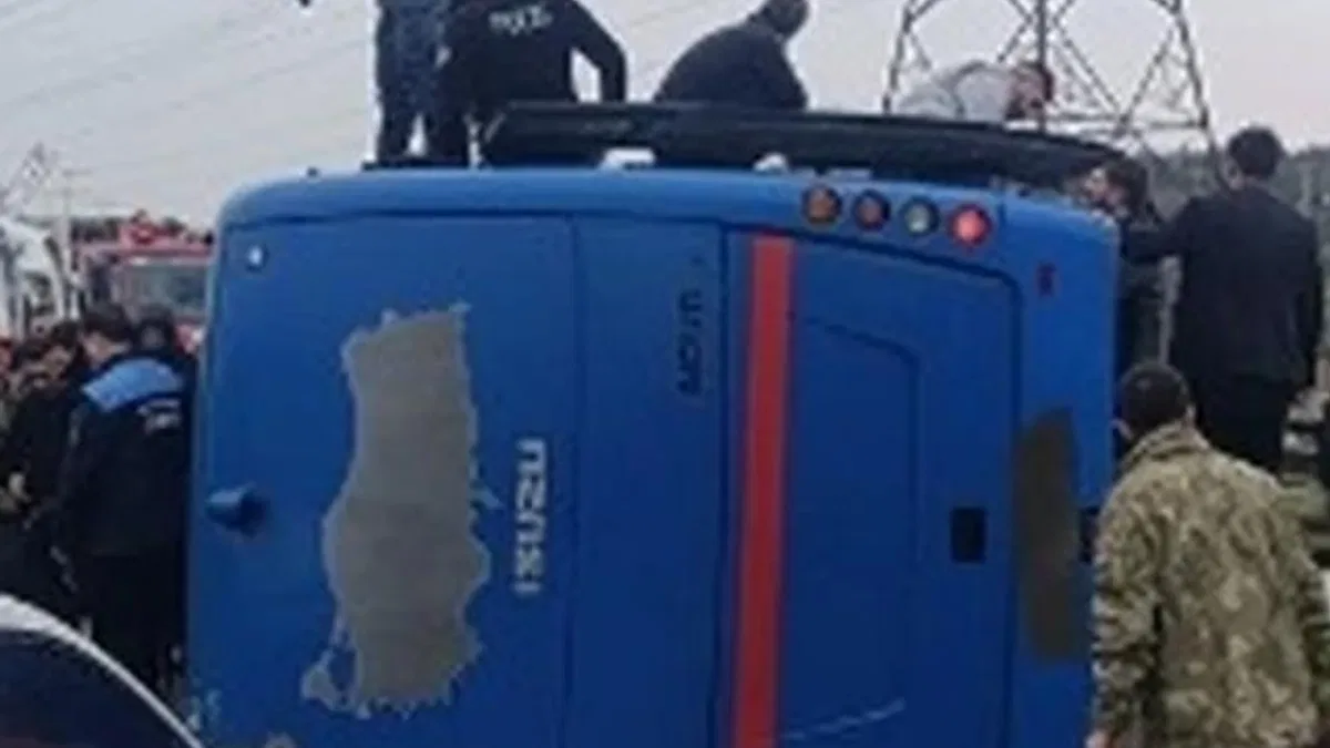 İstanbul’da cezaevi nakil aracı devrildi: 19 yaralı