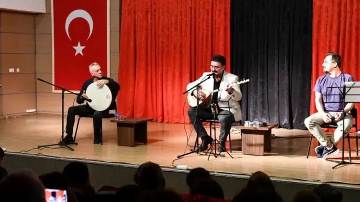 İzmir Çiğli’de şiir ve türkü rüzgarı esti