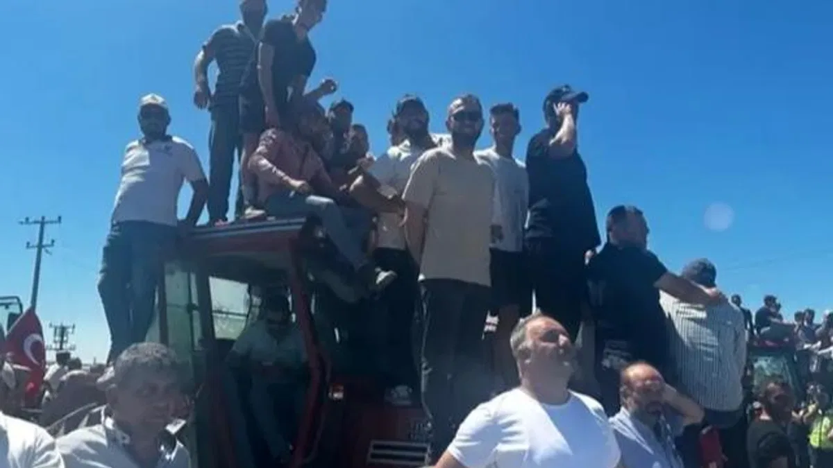 CHP Bursa Milletvekili Orhan Sarıbal eylemde çiftçileri yalnız bırakmadı