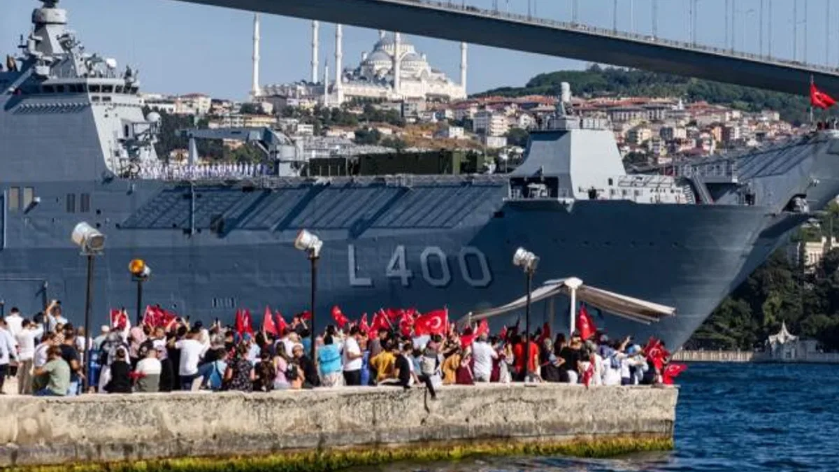 İstanbul Boğazı’nda görkemli geçit