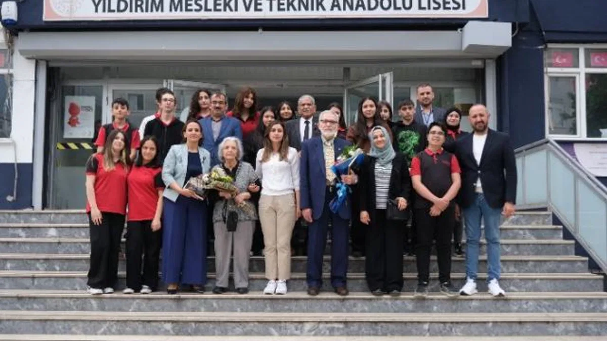 Huzurevindeki emekli öğretmenlerden anlamlı ziyaret