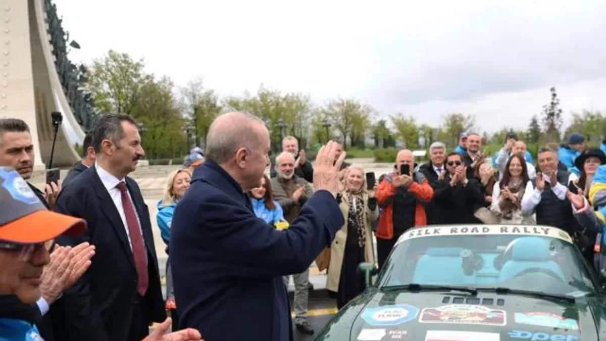 Cumhurbaşkanı Erdoğan, ralli kafilesini Külliye’den uğurladı