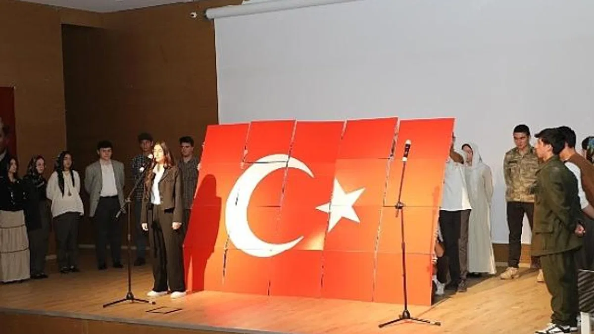Dilovası, Cumhuriyetin ilanının 101. yıl dönümünü, ilçe protokolü ve vatandaşların katılımıyla coşkuyla kutlandı.