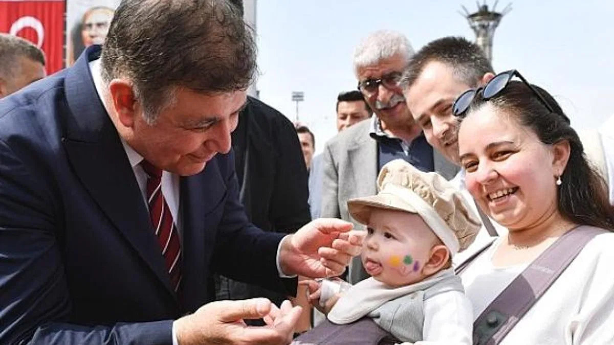 Başkan Tugay vadetti, uyguladı, yüzler güldü İzmirli kadınların “Anne Kart” mutluluğu