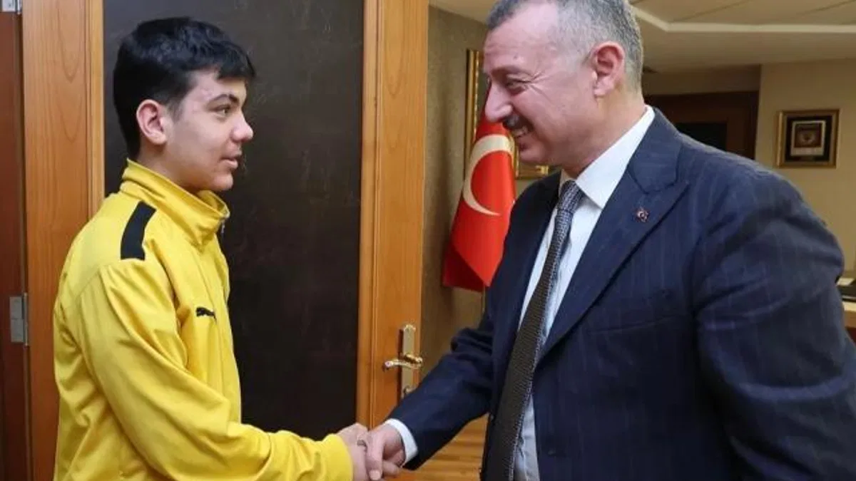 Kocaelisporlu Efe’den Başkan Büyükakın’a ziyaret