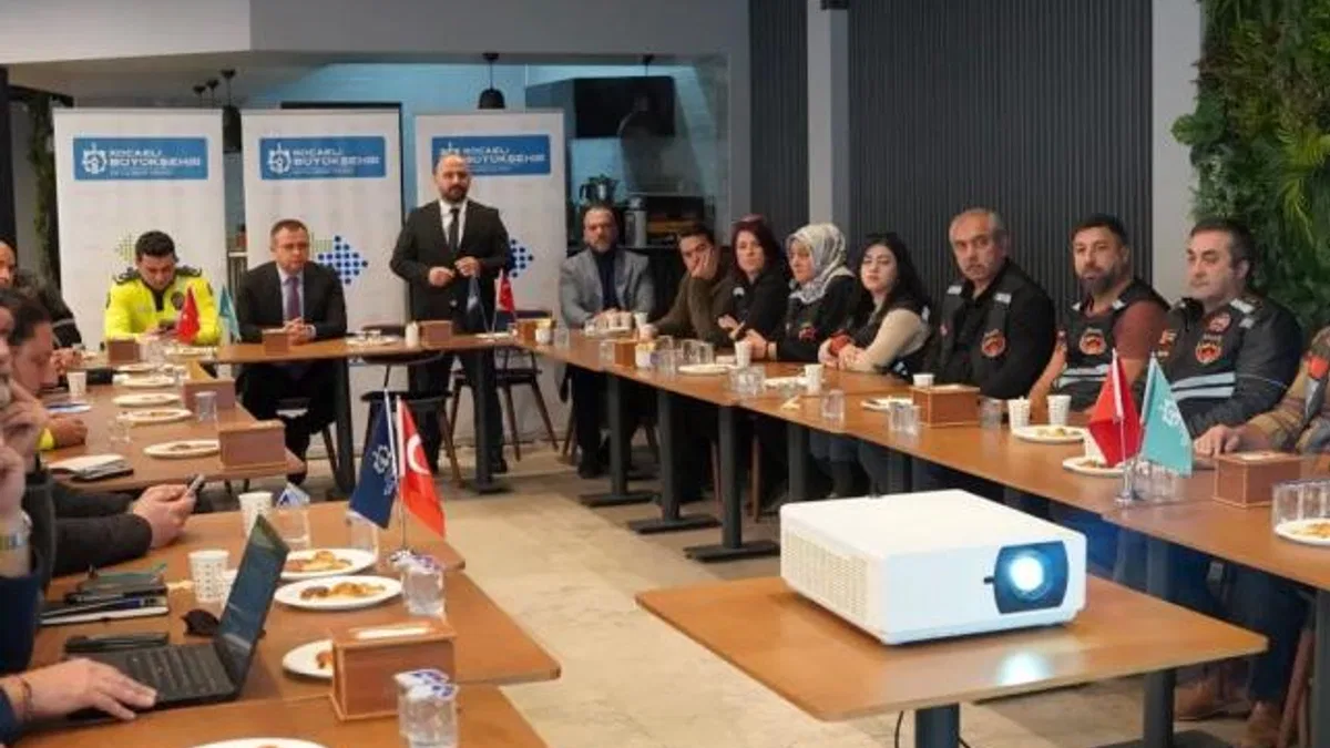 Kocaeli’de motosiklet sürücüleriyle olası kazalara önlem için toplanıldı