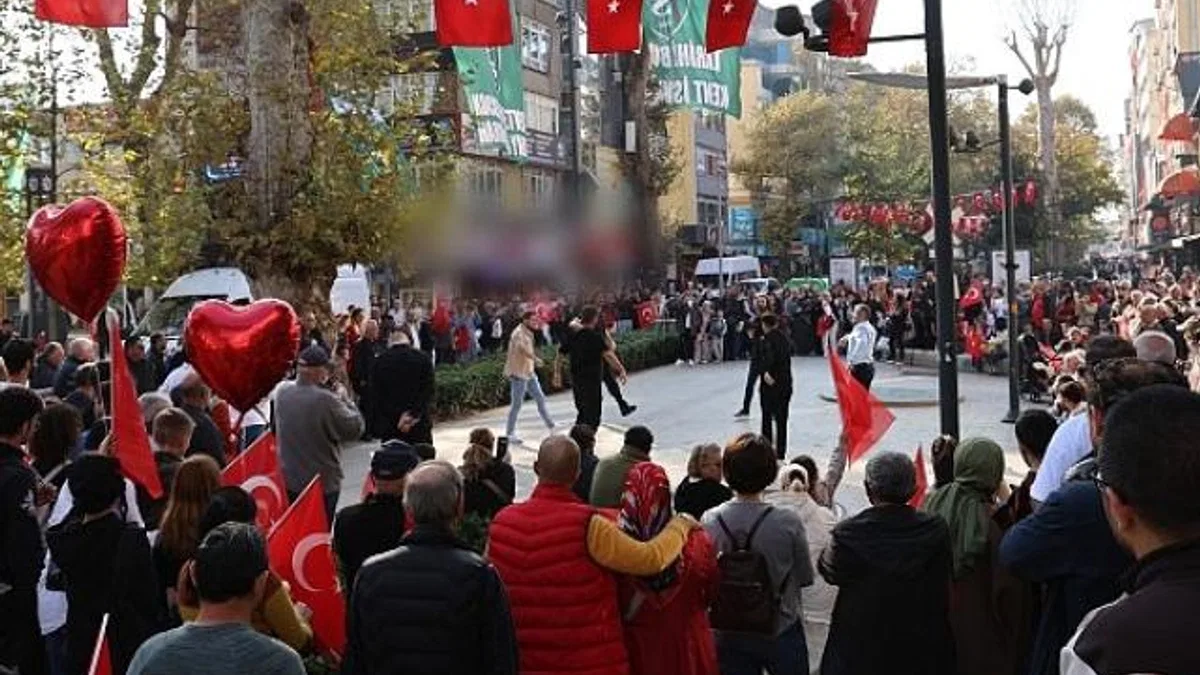 Cumhuriyet Bulvarı’nda zeybek gösterisi