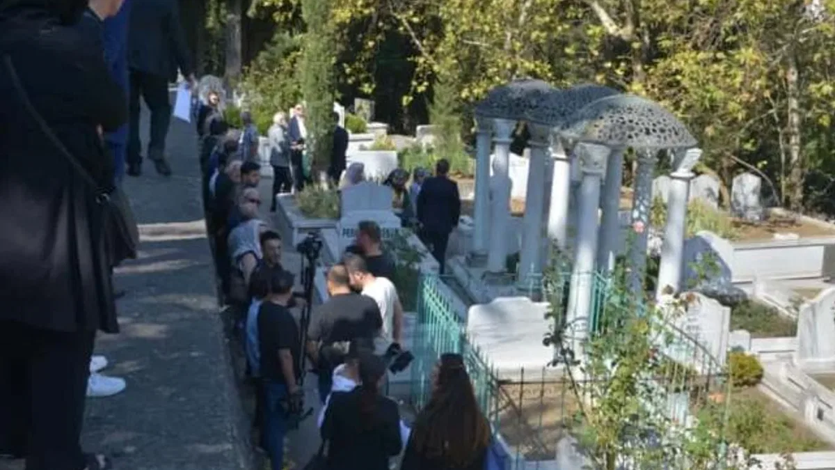 ‘Sanat Güneşi’ Zeki Müren Bursa’da mezarı başında anıldı