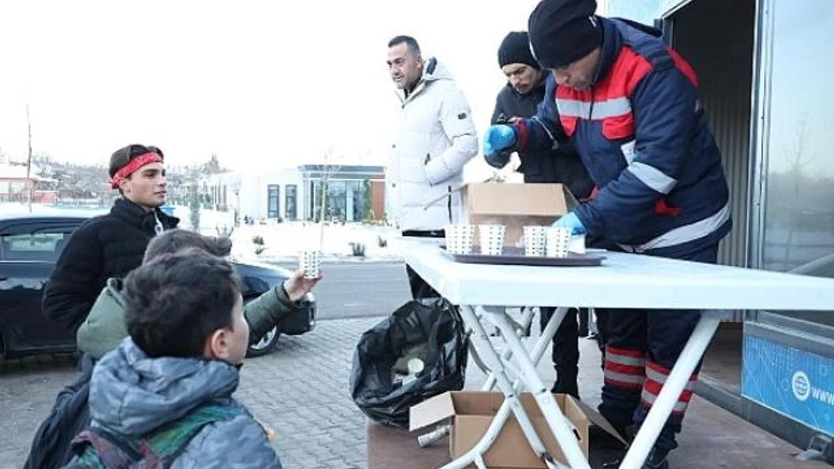 Sıcak Süt ve Poğaça İkramı Vatandaşlarımızın İçini Isıttı