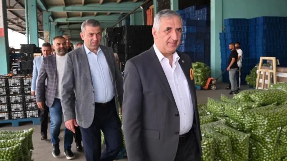 Manisa’da Turgutlu Sebze ve Meyve Hali açıldı