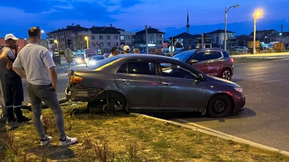 Düzce’de iki otomobil çarpıştı… Araçlar kullanılamaz hale geldi
