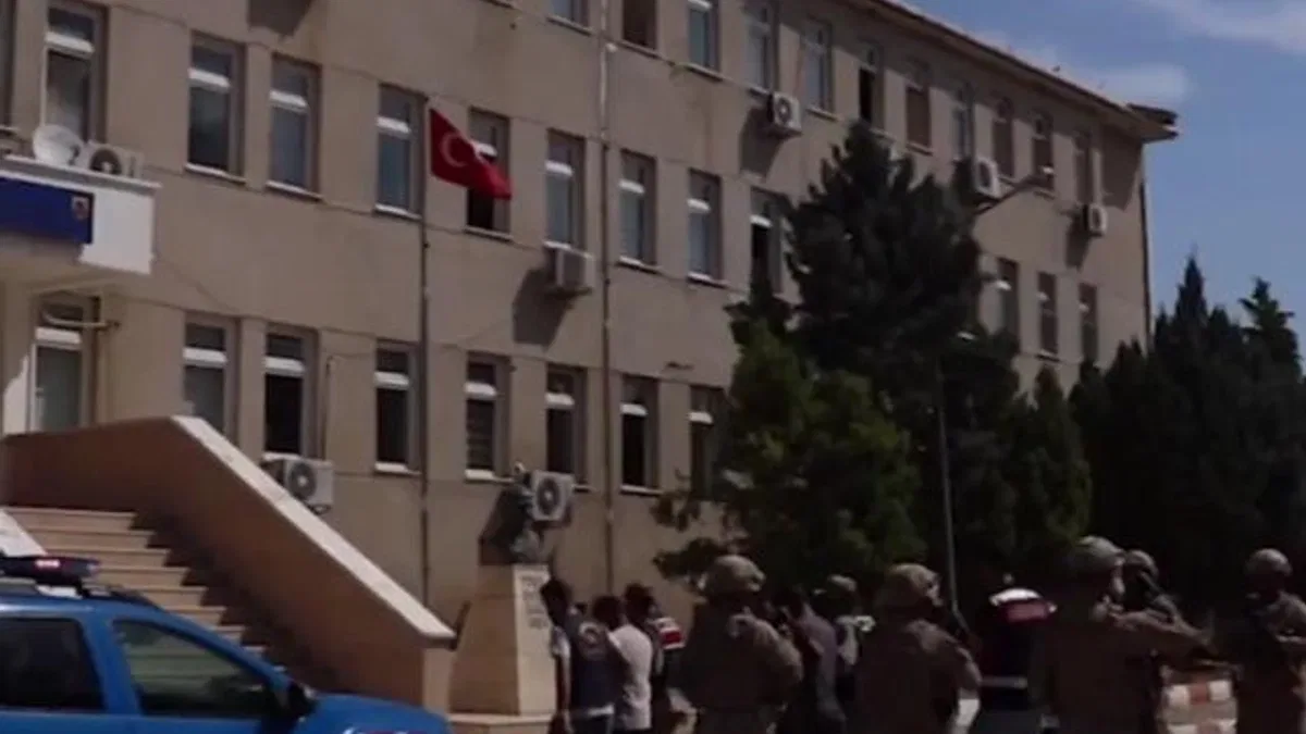 FETÖ’ye 33 ilde 43 tutuklama!