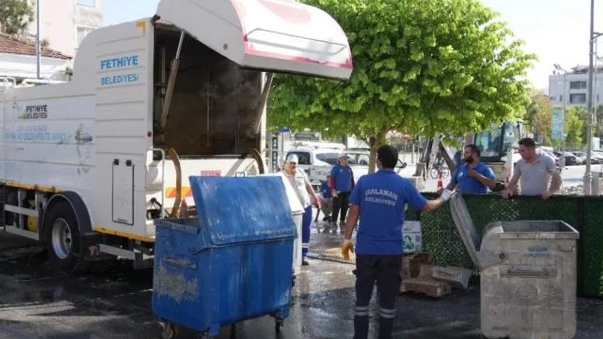 Muğla Dalaman’da çöp konteynerleri yerinde yıkandı