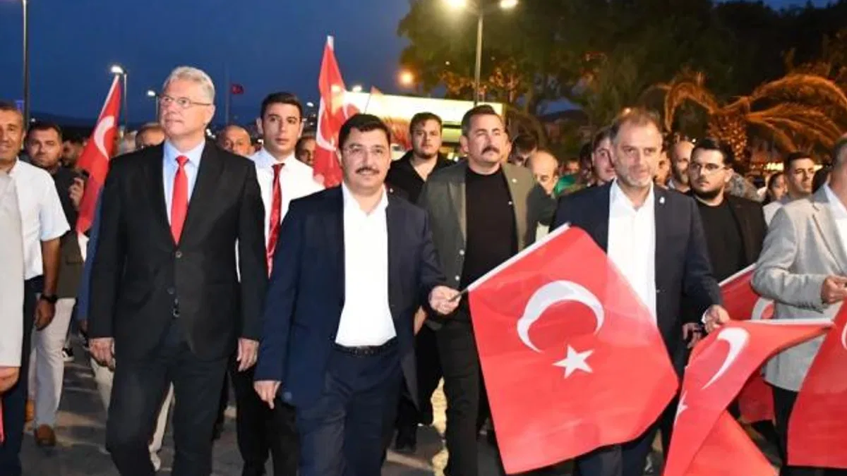 Mudanya’da demokrasi ve bayrak yürüyüşü coşkuyla gerçekleşti