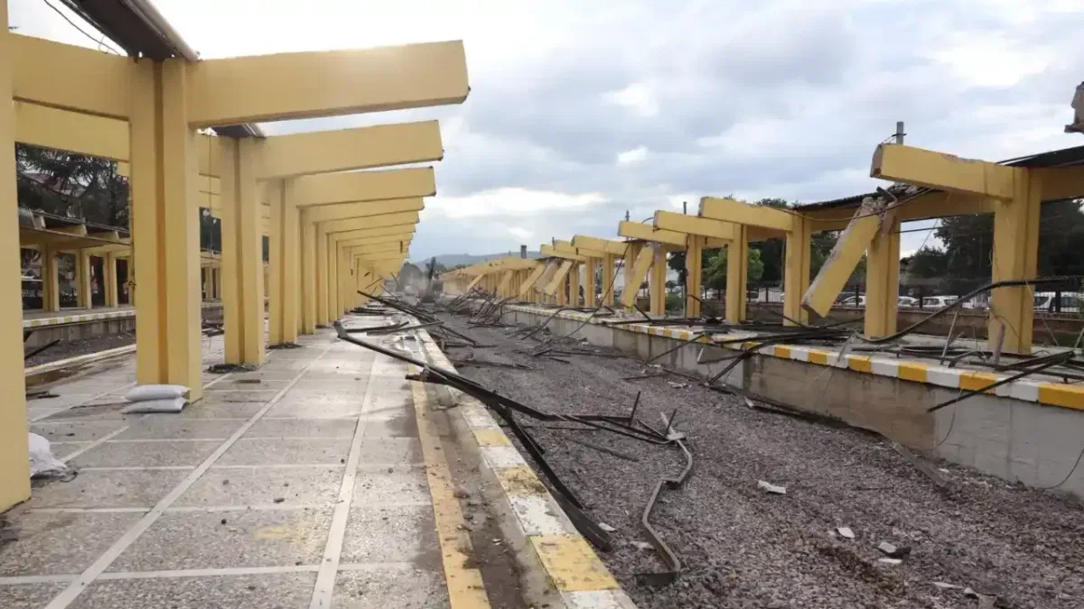 Sakarya tren hattını yer altına alacak projede peronlar yıkılıyor