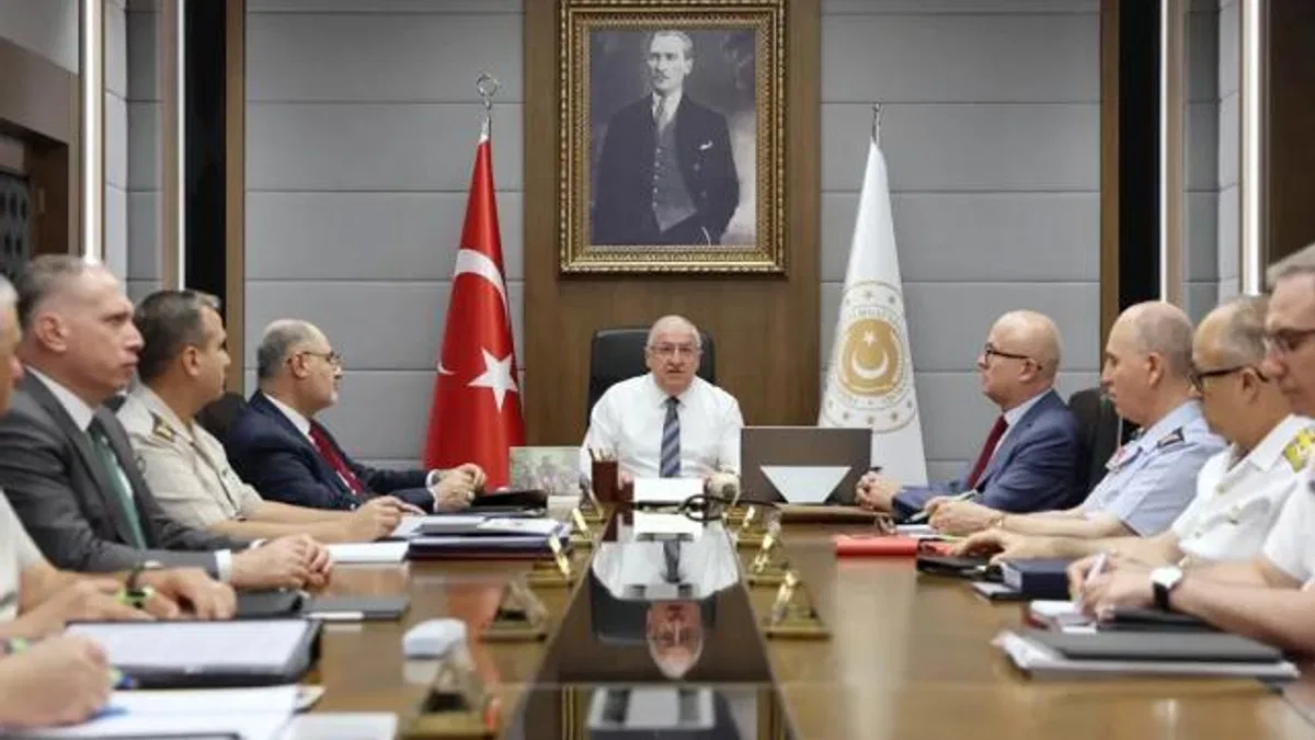Kuvvet komutanlarıyla toplandı