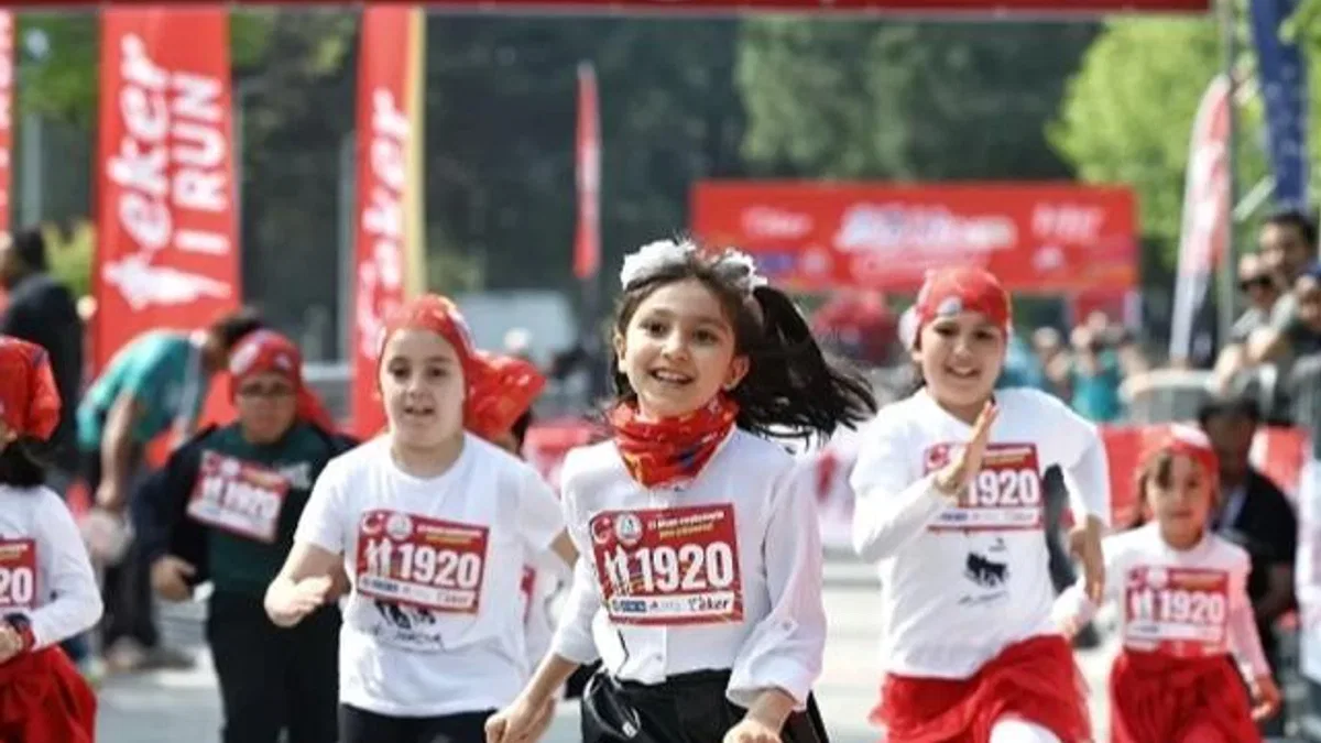 Binlerce çocuktan 23 Nisan’da neşeli adımlar