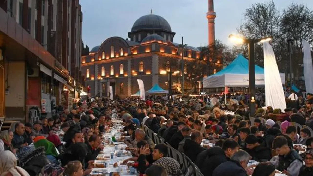Balıkesir’in kalbinde 20 bin kişilik dev iftar