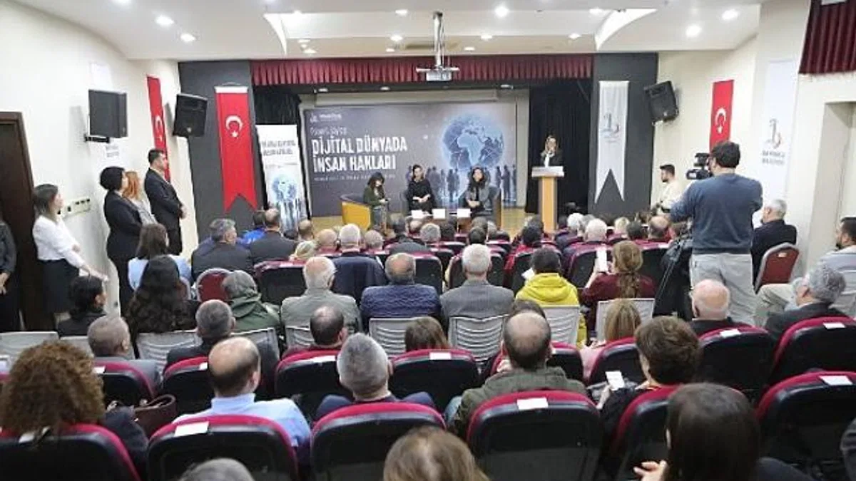 Bayraklı Belediyesinden ‘Dijital Dünyada İnsan Hakları Paneli’ Başkan Önal, “Eşit, adil ve özgür bir dünya diliyorum”