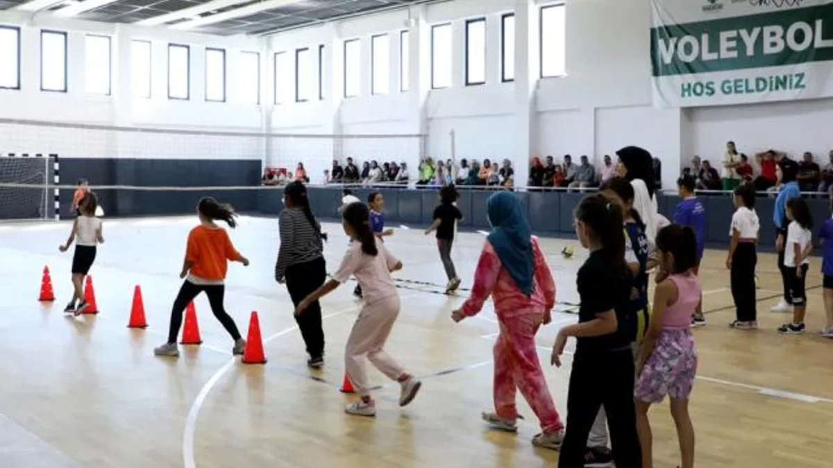 Konya Karatay’da geleceğin voleybolcuları fileyle buluştu