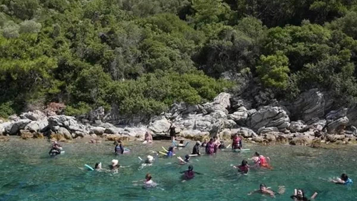 Yüzme öğrenen kadınlar Marmaris’te denizle buluştu