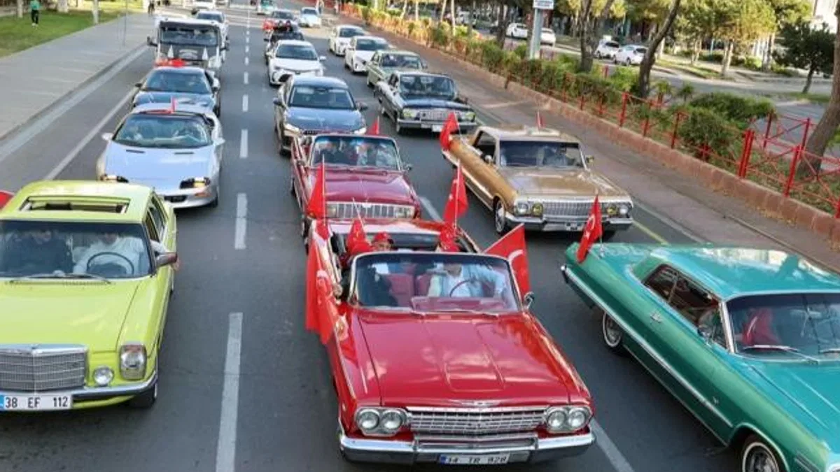 Kayseri Talas’tan klasik araçlarla Cumhuriyet coşkusu