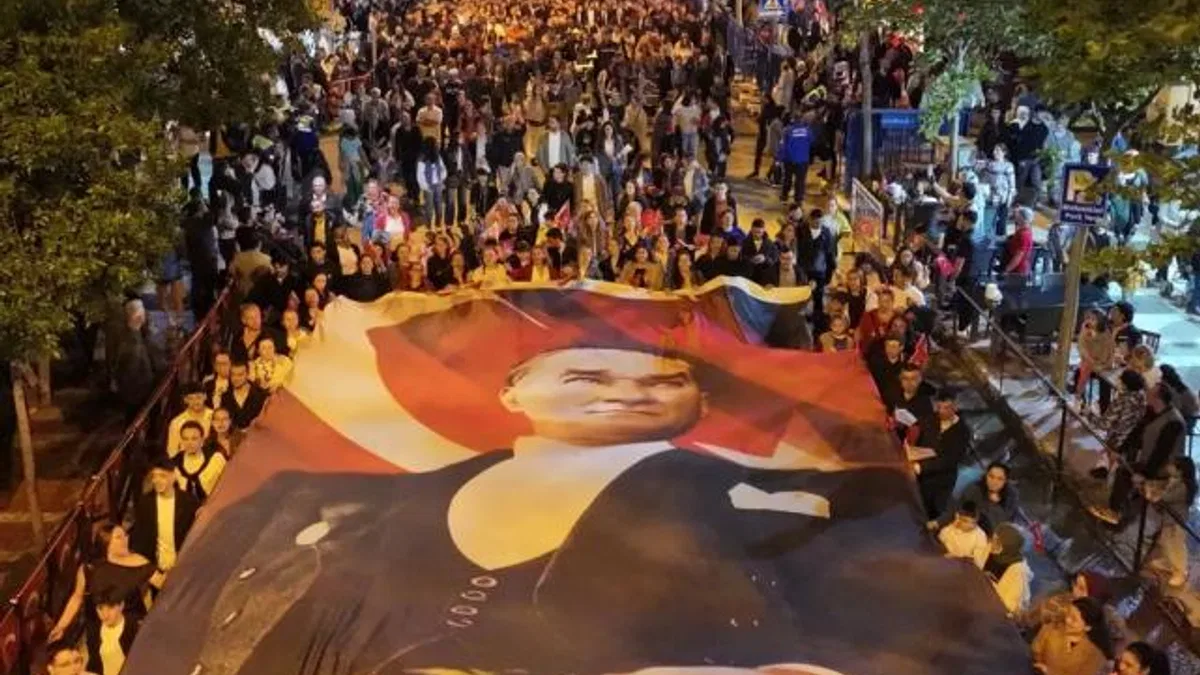Binlerce Manisalı Festival kortejinde buluştu